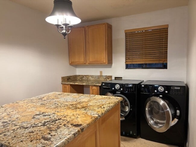 Building Photo - 2 Bedroom/2 Bathroom with Gorgeous Lanai and Yard