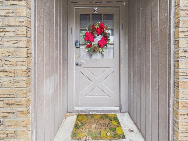 Foto del edificio - 2208 Young Pl