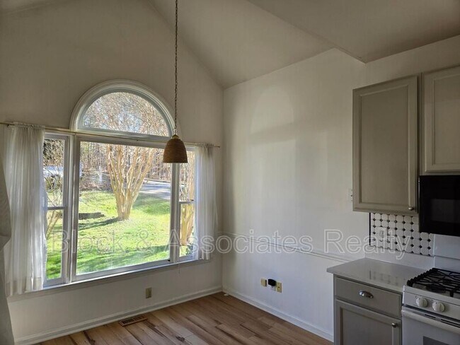Foto del edificio - 1624 Nesfield Pl