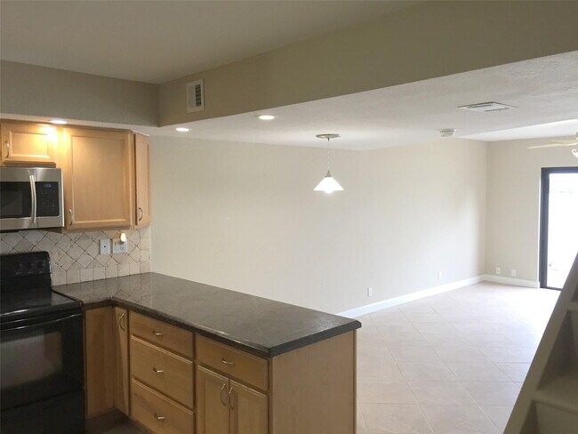 Foto del edificio - 1100 Crystal Lake Dr