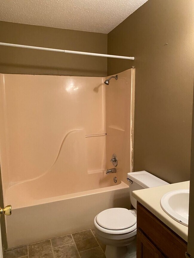 Building Photo - Come look at this 3-bedroom 1.5-bathroom home.