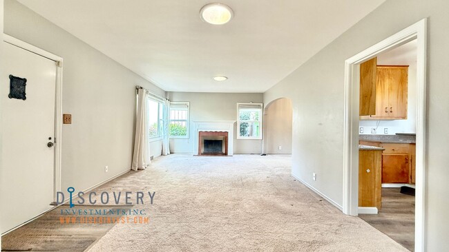 Building Photo - Attractive Mid-Century Modern Dimond Distr...