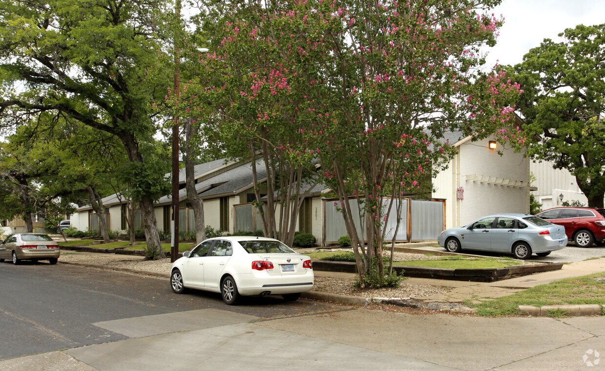 Primary Photo - 300 E 34th St