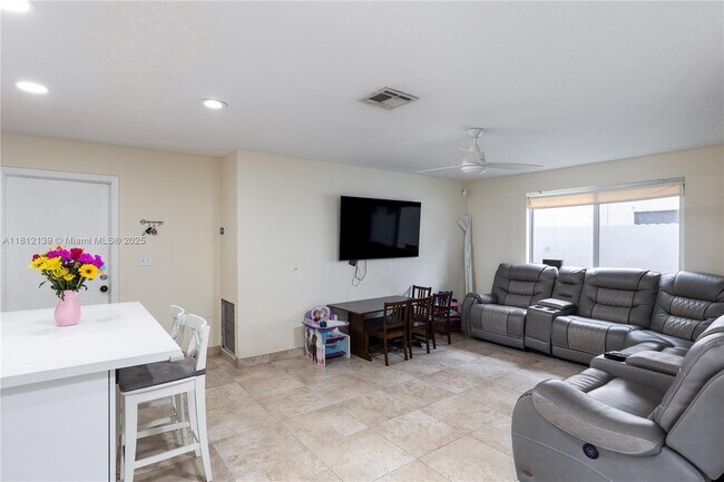 Foto del edificio - 2400 NW 103rd Ave