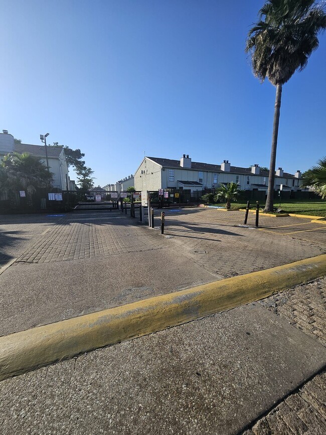 Building Photo - 8636 Village of Fondren