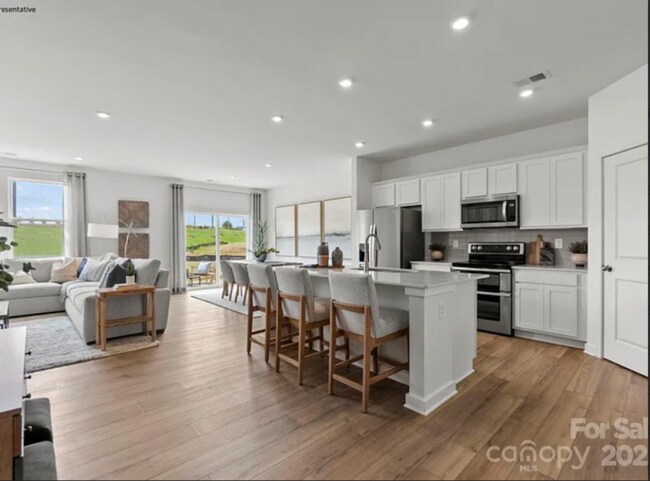 Building Photo - Stunning 5-Bed, 3-Bath Home in Desirable B...