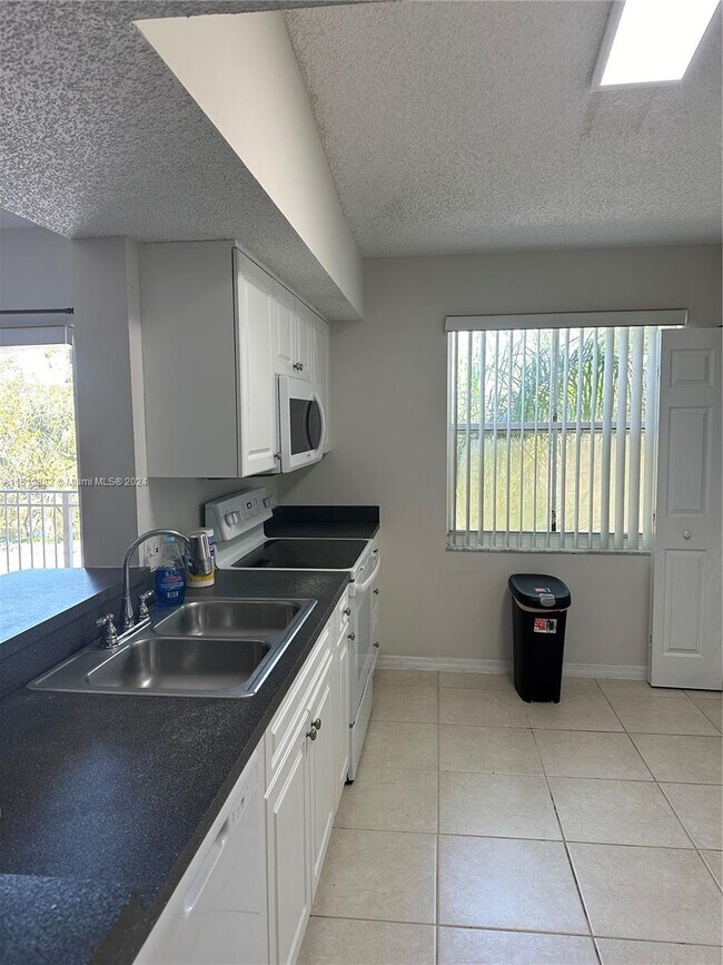 Foto del edificio - 9650 NW 2nd St