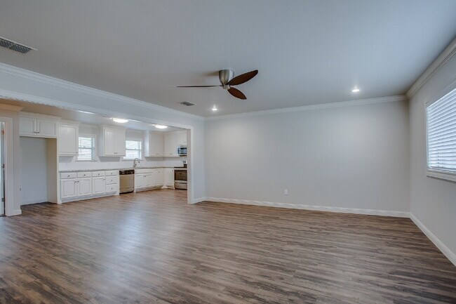 Foto del edificio - Pre-leasing for July!