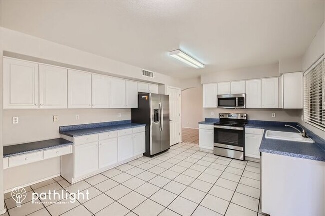Building Photo - 10374 W Piccadilly Road, Avondale, AZ, 85392