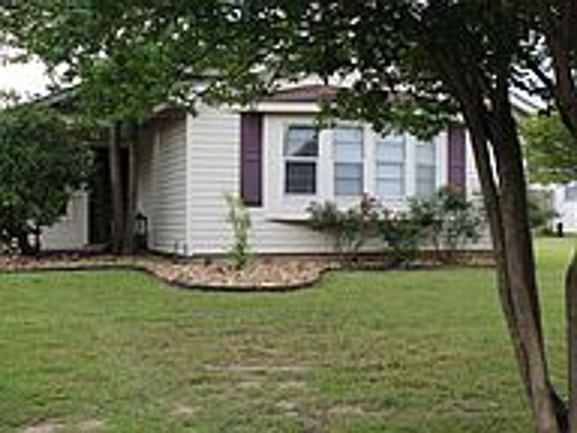 Building Photo - Cute 3 Bedroom 1.5 Bath Home! Available fo...