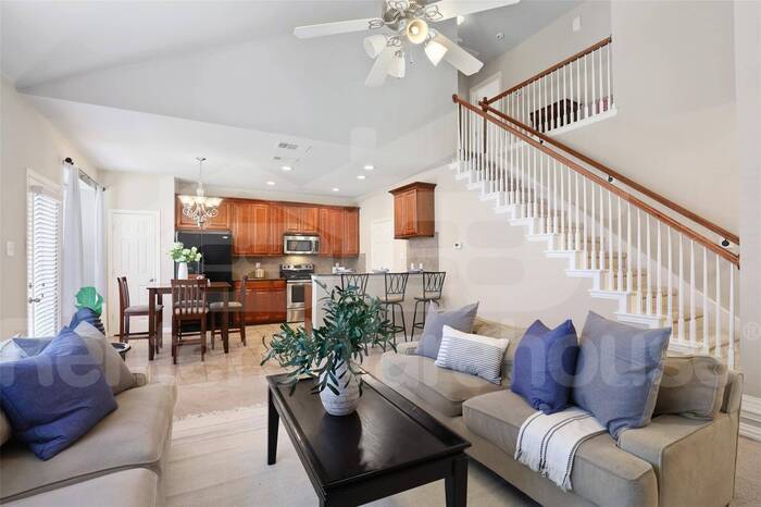 Foto principal - Stunning 3-Bed, 2.5-Bath Townhome in Irvin...