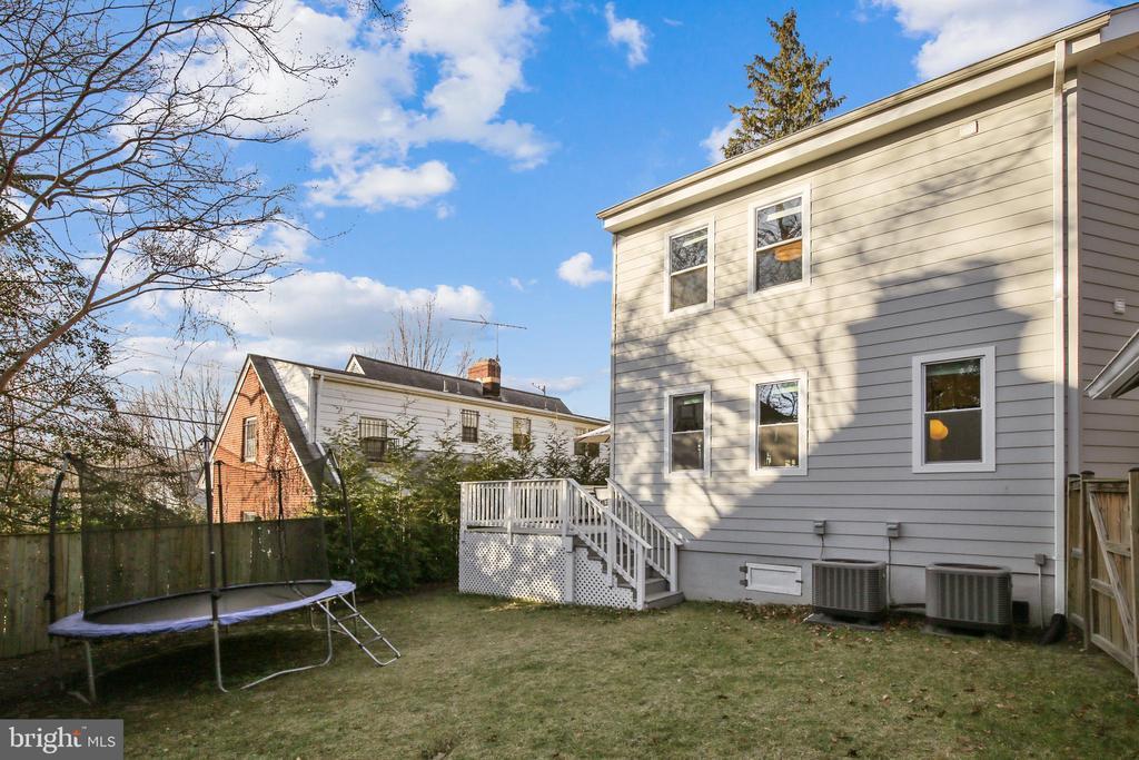 Foto principal - 2810 McKinley St NW