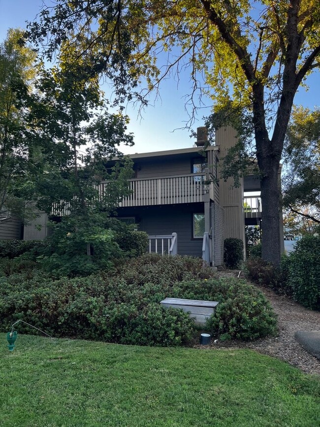 Building Photo - Jackson Townhome