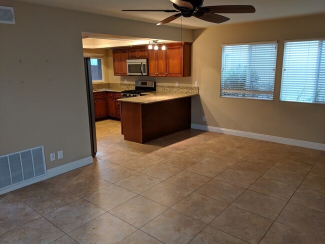 Foto del edificio - Beautiful 5 bedroom 2.5 bathroom sitting r...