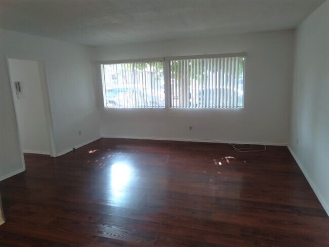 Building Photo - 360 Gladys Ave