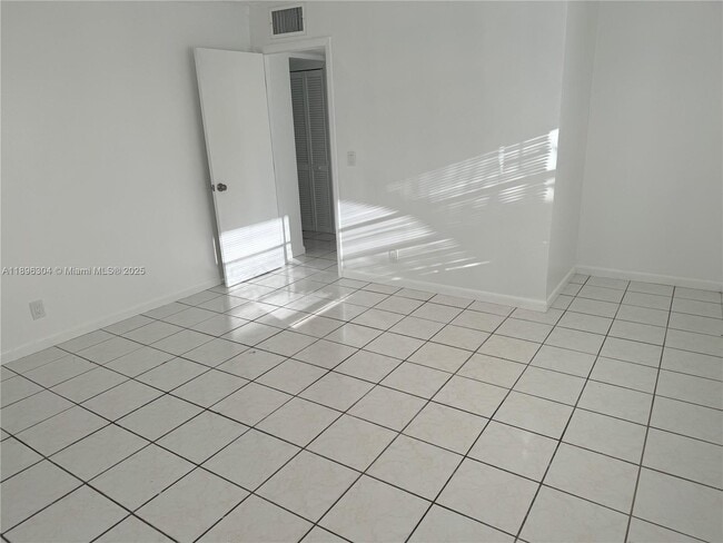 Building Photo - $2,100MONTHY;2008 PIERCE ST #3 HOLLYWOOD, ...