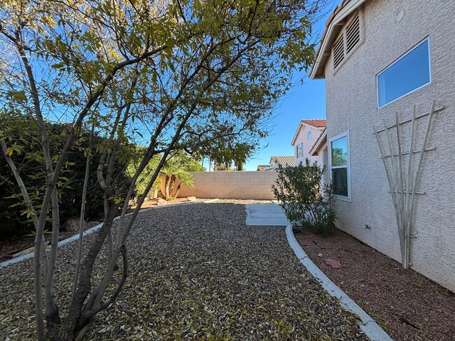 Building Photo - Single Story Summerlin Home with 3 Bedrooms! No Carpets. New Laminate Flooring. Cute backyard.