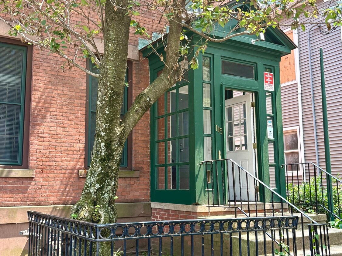 Primary Photo - 115 Howe St