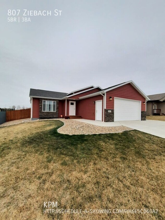 Primary Photo - 5 BEDROOM | 3 BATH | HOUSE | DOUBLE GARAGE...