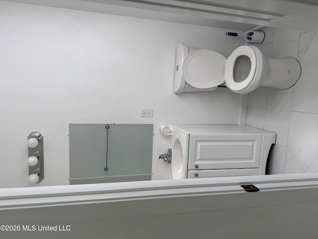 Building Photo - 212 E 2nd St