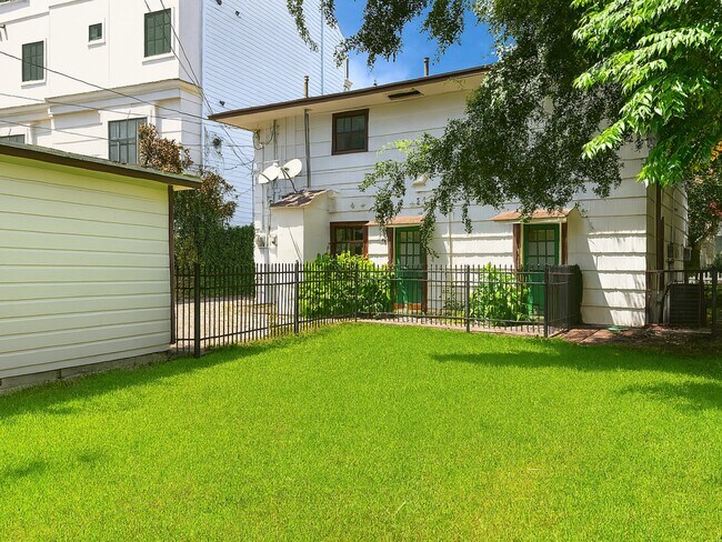 ¡NUEVO! Un área segura para que tus mascotas corran. El patio trasero está completamente cercado. - 3911 Law St