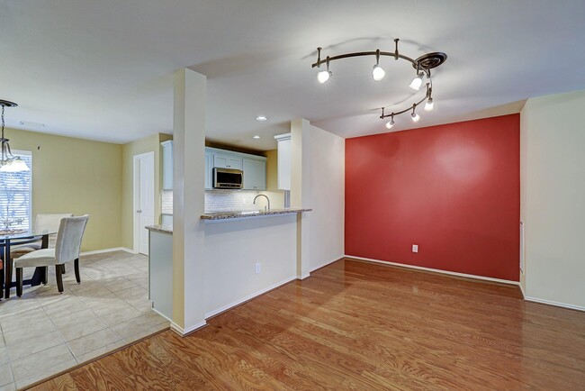 Building Photo - 826 W Heights Hollow Ln