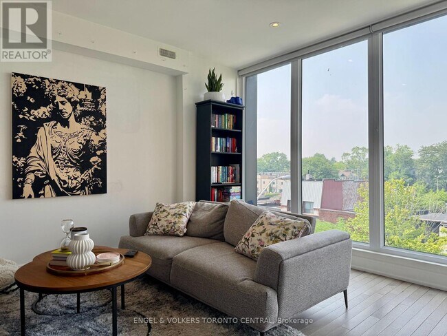 Photo du bâtiment - 1555 Bloor St W