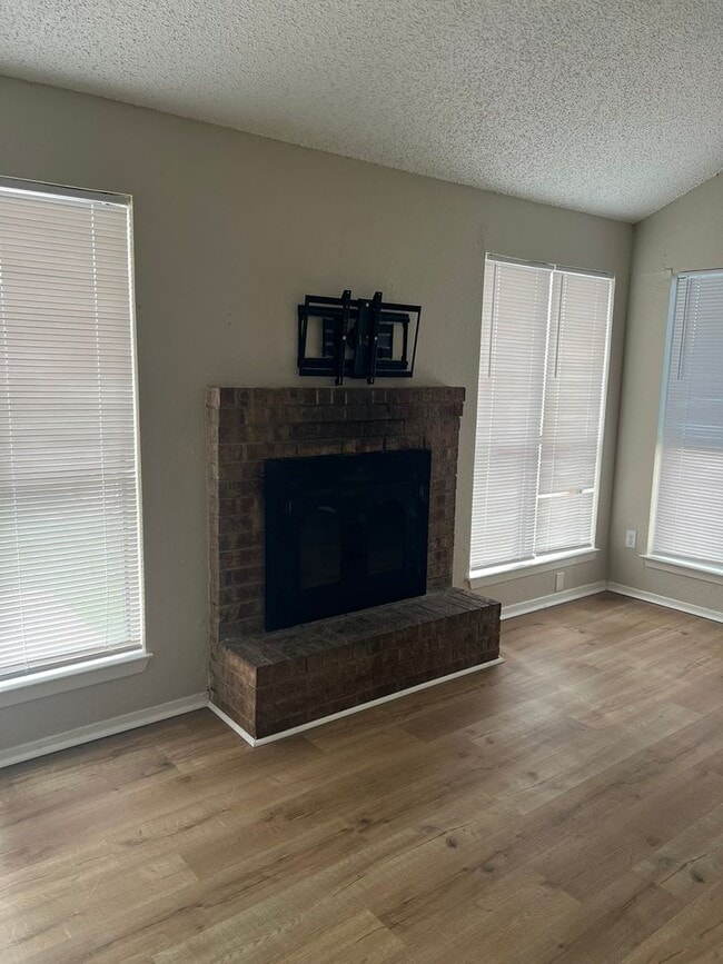 Building Photo - Just listed!