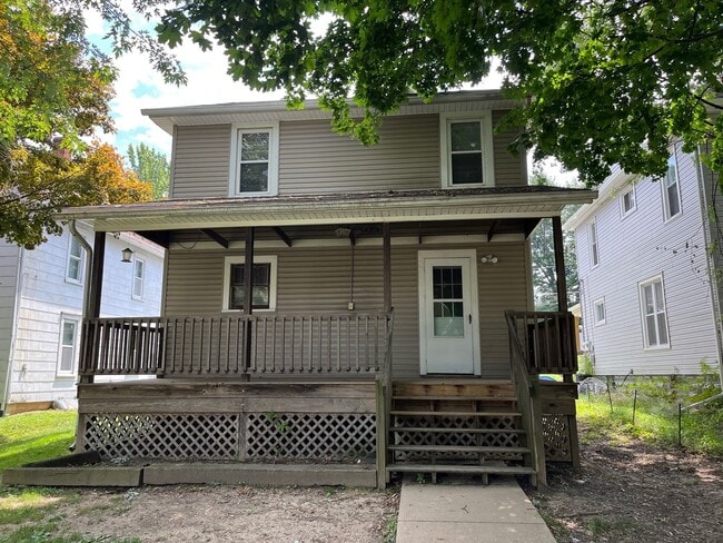 Building Photo - LARGE Four Bedroom Home ** FIRST MONTH PRO...