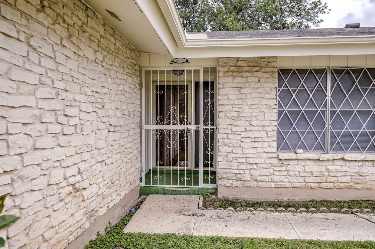 Foto principal - 206 Meadow Path Dr