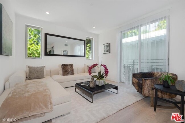 Building Photo - 3 br, 2.5 bath Townhome - 1421 N Stanley A...