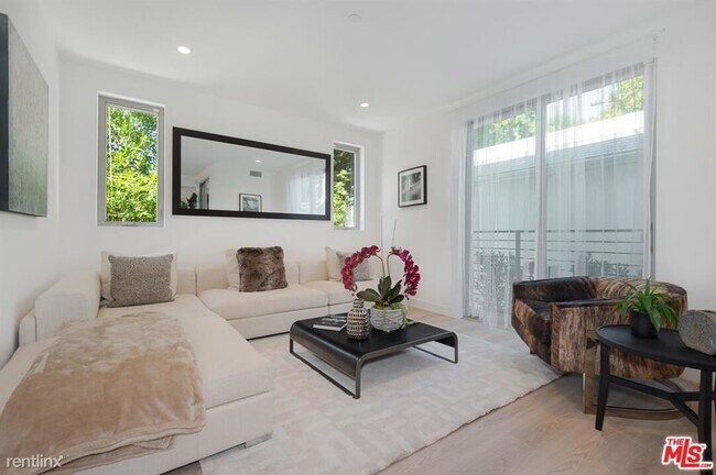 Foto del edificio - 3 br, 2.5 bath Townhome - 1421 N Stanley A...