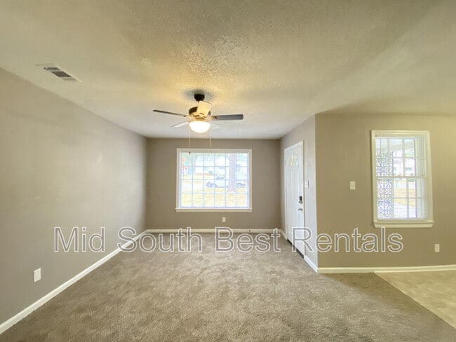 Building Photo - 1700 Pinewood Dr