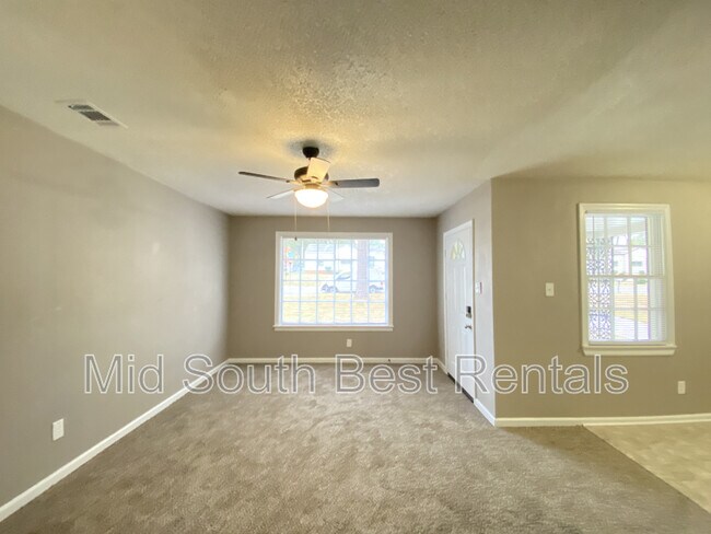 Foto del edificio - 1700 Pinewood Dr