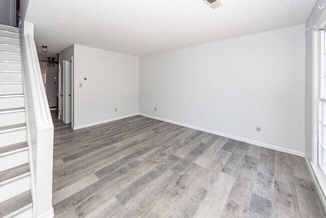 Building Photo - 2 Bedroom, 1.5 Bathroom Townhome - Summerville