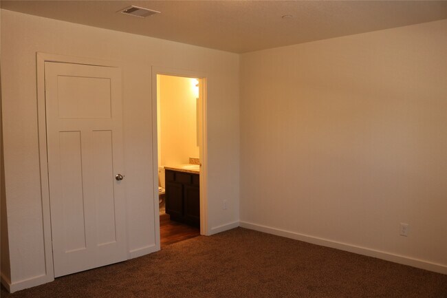 Foto del edificio - 10535 Mills Rd