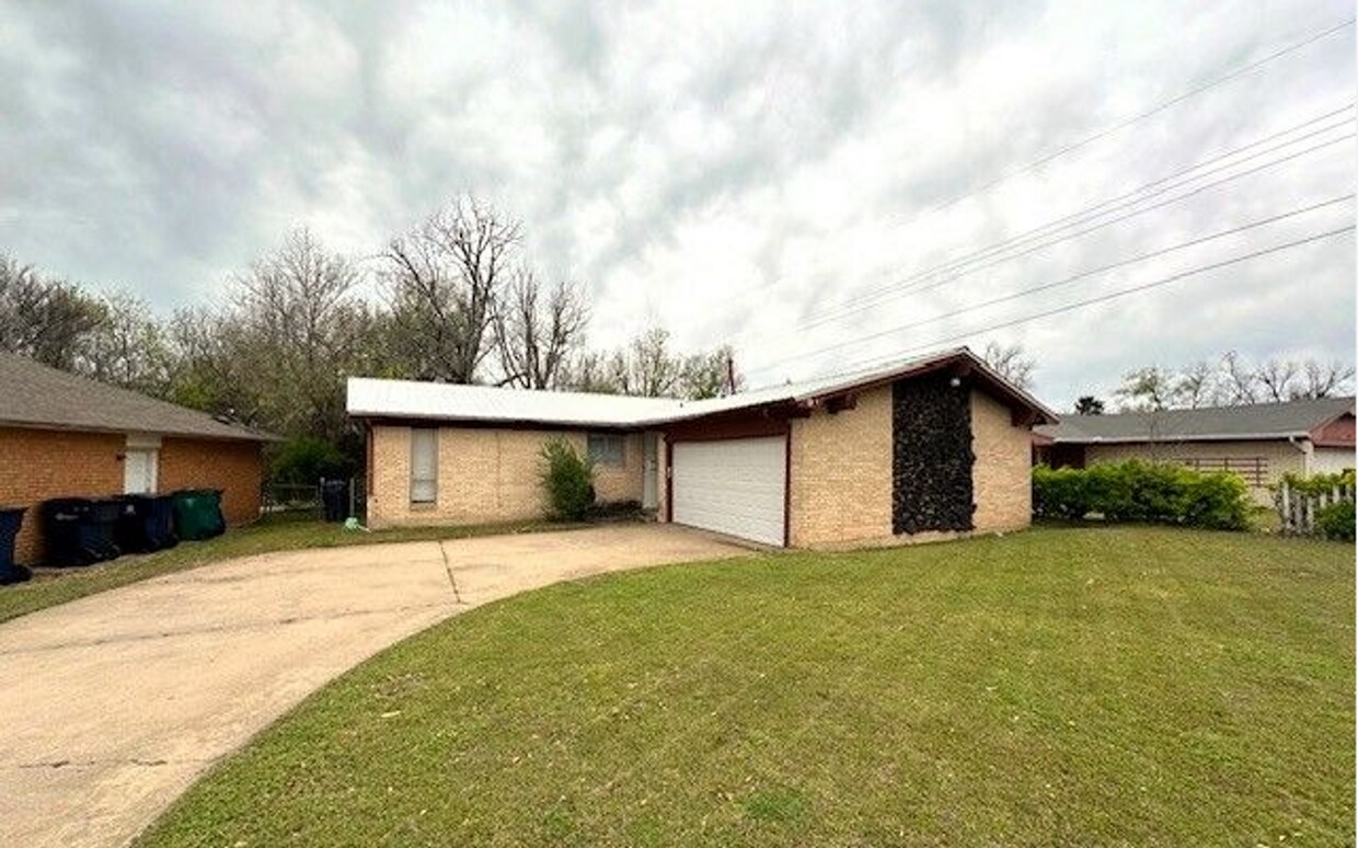 Primary Photo - Spacious 3 Bedroom w/ 2 Car Garage