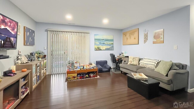 Foto del edificio - 2501 Commons at Kingswood Dr