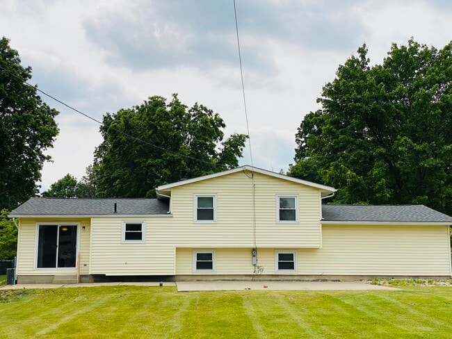 Building Photo - 2047 Zircon St NE