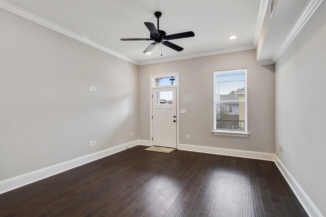 entrance - 2129 Dumaine St