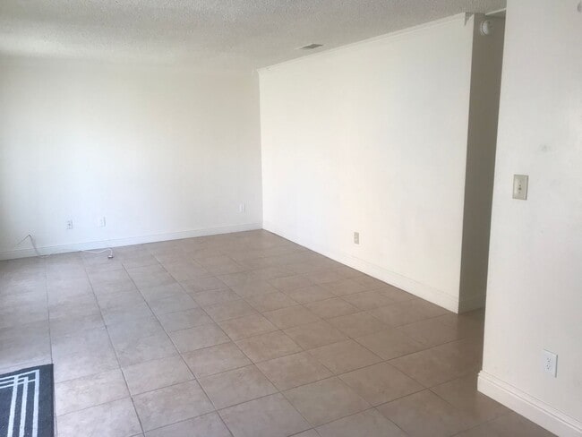 Building Photo - updated 2 bedroom in Hanford waiting for you!