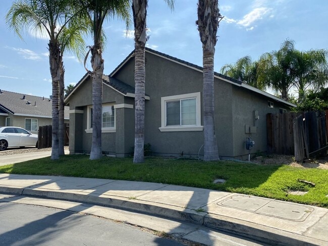 Foto del edificio - 3 bedroom 2 bathroom home located in a gat...