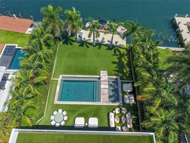 Foto del edificio - 5501 Pine Tree Dr