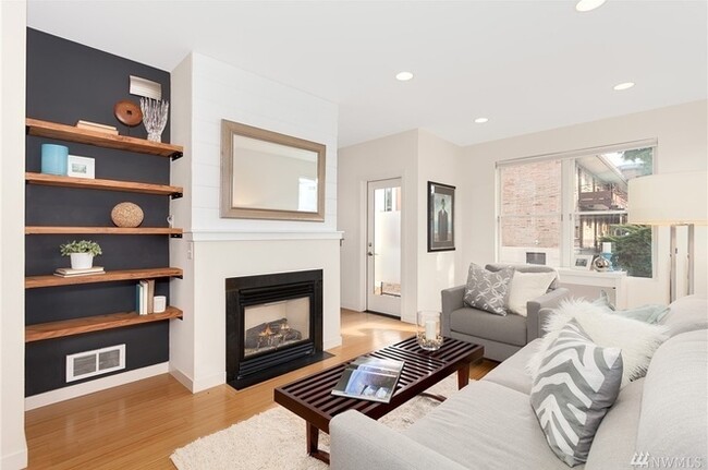 Building Photo - Stunning Townhome in the heart of Columbia...