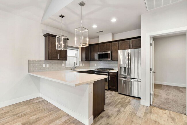 Foto del edificio - Contemporary Dual Level MidTown Bungalow with Balcony & Garage!