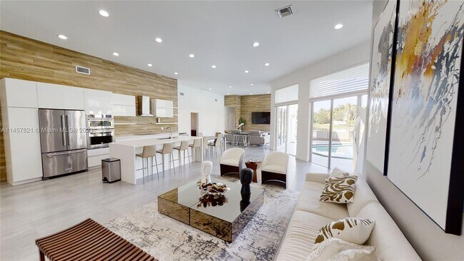Foto del edificio - 3050 Lakewood Dr