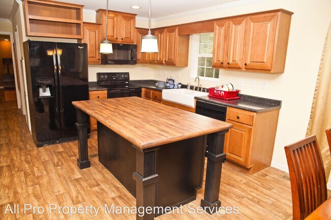 Building Photo - 3 br, 2 bath House - 805 Thorngrove Pike
