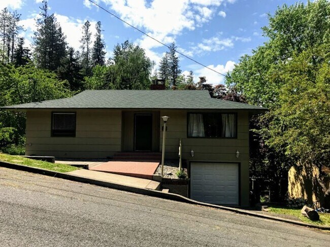 Building Photo - 4 br, 2 bath House - 1014 SE Terrace Dr
