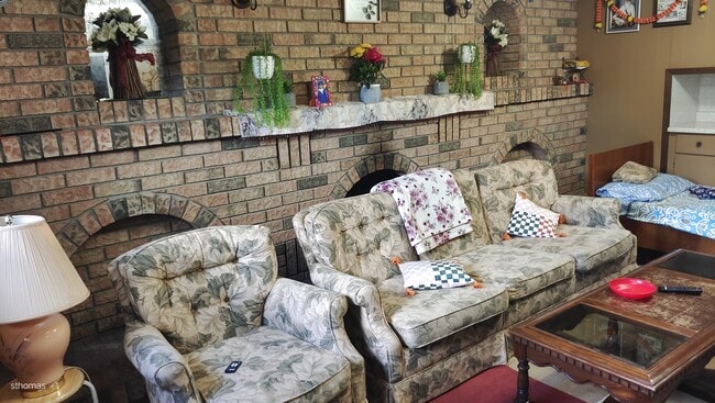 Building Photo - 89 Roehampton Av