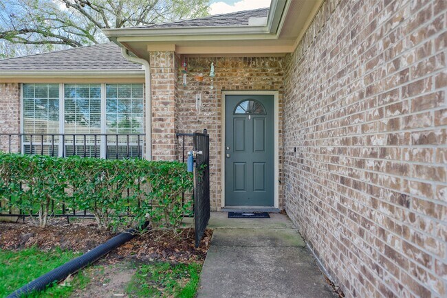 Foto del edificio - 717 Cedarwood Dr